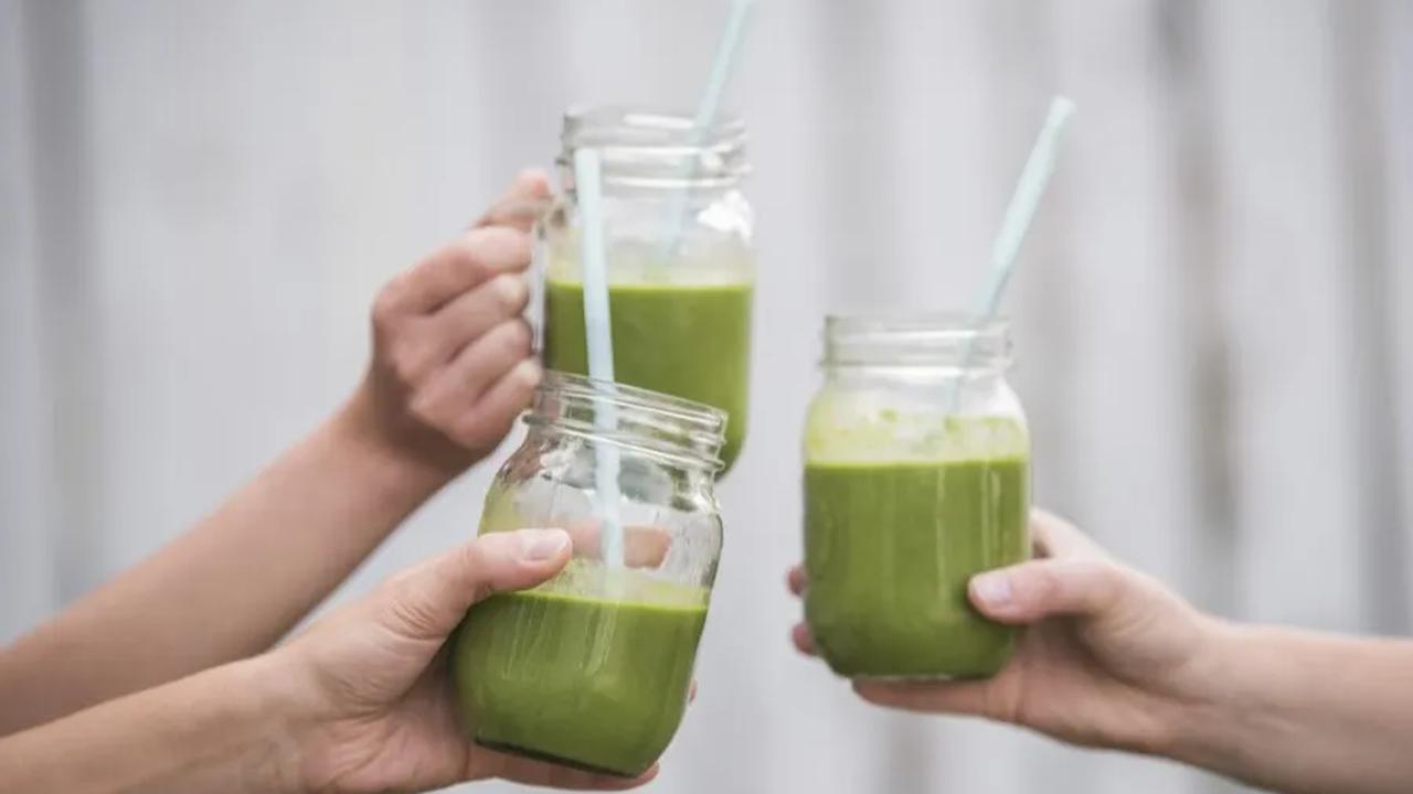 Jus hijau terbuat dari campuran buah dan sayur, mengandung beragam nutrisi dengan kadar tinggi.