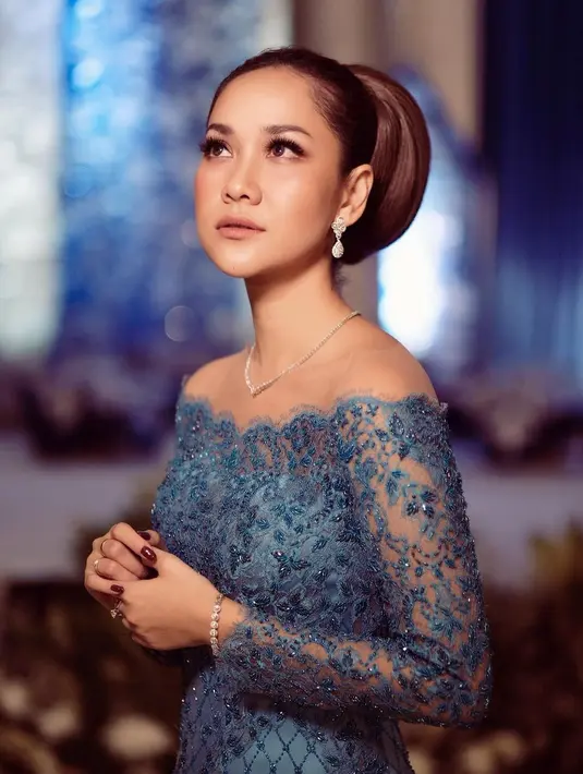 Begitu juga dengan yang satu ini, BCL tampil memesona dengan brokat berwarna biru dan sanggul besar di kepalanya. Serta riasan yang menawan dan terlihat natural. Cantik banget ya? (Instagram/bclsinclair)