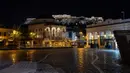 Pemandangan alun-alun Monastiraki yang kosong di Athena, Yunani, Minggu (25/10/2020). Pemerintah Yunani telah memberlakukan jam malam di Athena, Thessaloniki, dan daerah lain dengan tingkat infeksi COVID-19 yang tinggi serta kewajiban penggunaan masker. (AP Photo/Yorgos Karahalis)