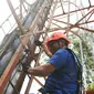 Direktur & Chief Technology Officer XL Axiata I Gede Darmayusa saat melakukan pemeliharaan tower BTS 4G di Kuta Raya, Kayu Agung, Ogan Komering Ilir (OKI), Sumatera Selatan. Senin (13/3/2023). XL Axiata memastikan jaringan miliknya siap melayani kebutuhan pelanggan dan masyarakat selama Ramadhan hingga Hari Raya Idul Fitri 1444 Hijriah. (Liputan6.com/Herman Zakharia)