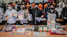 Dirtipideksus Bareskrim Polri Brigjen Pol Helmy Santika dan Karopenmas Divisi Humas Polri menunjukkan barang bukti saat rilis kasus dugaan investasi ilegal E-Dinar Coin (EDC) Cash.di Bareskrim Polri, Jakarta, Kamis (22/4/2021). (Liputan6.com/Faizal Fanani)