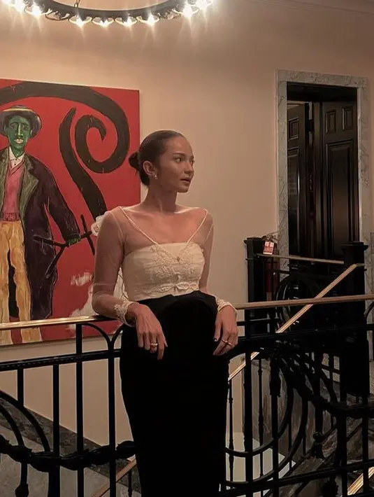 Penampilannya berikutnya, Enzy kembali mengenakan kebaya modern. Kali ini mengenakan kebaya transparan berbordir dipadukan kemben warna putih, serta bawahan hitamnya.  [@enzystoria]