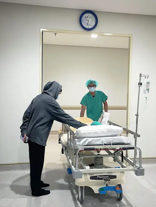 Awalnya, Zaskia menganggap putrinya sakit perut biasa. Zaskia tetap bekerja seperti biasa dan tak mengkhawatirkan. 
 [Instagram/zaskiadyamecca]