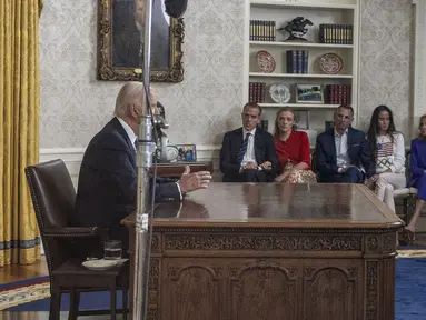 Presiden AS Joe Biden, didampingi oleh putranya, Hunter Biden, putri Hunter, Finnegan Biden, Howard Krein, dan Ashley Biden serta Ibu Negara AS Jill Biden berbicara dalam sebuah pidato di hadapan rakyat AS tentang keputusannya untuk tidak mencalonkan diri kembali di Ruang Oval Gedung Putih di Washington DC, Rabu (24/7/2024). (Jim WATSON / AFP)