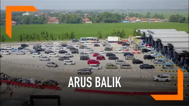 Kepadatan di tol Cipali mulai terlihat berkurang dari malam sebelumnya. Arus lalu lintas di sekitar gardu tol berangsur normal.