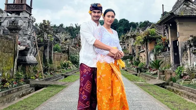 Tyas Mirasih dan Tengku Tezi di Bali