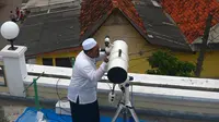 Suasana saat petugas meneropong posisi hilal (bulan) dari Pondok Pesanteren Al-Hidayah Jakarta, Selasa (15/5). (Merdeka.com/Imam Buhori)