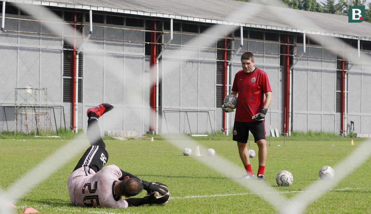 Ada peran Jan Klima di balik tangguhnya para kiper Persija Jakarta saat ini. Pelatih kiper asal Ceko itu memang dikenal memiliki segudang pengalaman di Eropa. (Bola.com/M Iqbal Ichsan)