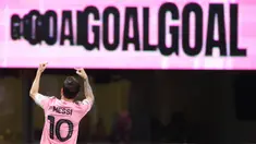 Pemain Inter Miami, Lionel Messi melakukan selebrasi setelah mencetak gol melalui tendangan bebas ke gawang FC Porto dalam laga Grup A Piala Dunia Antarklub 2025 di Mercedes-Benz Stadium, Atlanta, Amerika Serikat, Jumat (20/06/2025) WIB. (AFP/Alex Grimm)