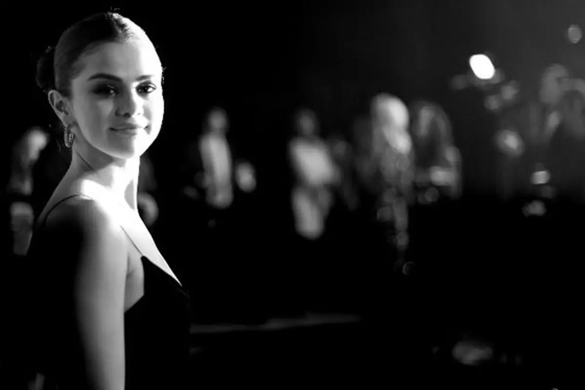 [Bintang] Seksinya Selena Gomez di Video Klip Wolves