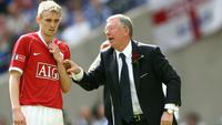 Manajer Manchester United Sir Alex Ferguson (kanan) berbicara dengan pemain Darren Fletcher saat timnya bermain melawan Chelsea di Stadion Wembley di London, 19 Mei 2007, selama pertandingan final Piala FA. (FOTO AFP/ADRIAN DENNIS)