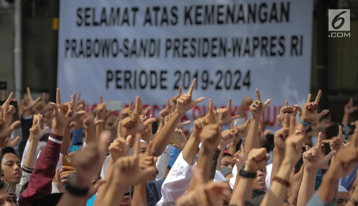 Pendukung pasangan Capres-Cawapres nomor urut 02 Prabowo Subianto-Sandiaga Uno saat menghadiri syukuran kemenangan di Kertanegara, Jakarta, Jumat (19/4). Dalam acara syukuran klaim kemenangan Pilpres 2019 tersebut, Prabowo tidak didampingi Sandiaga. (Liputan6.com/Faizal Fanani)