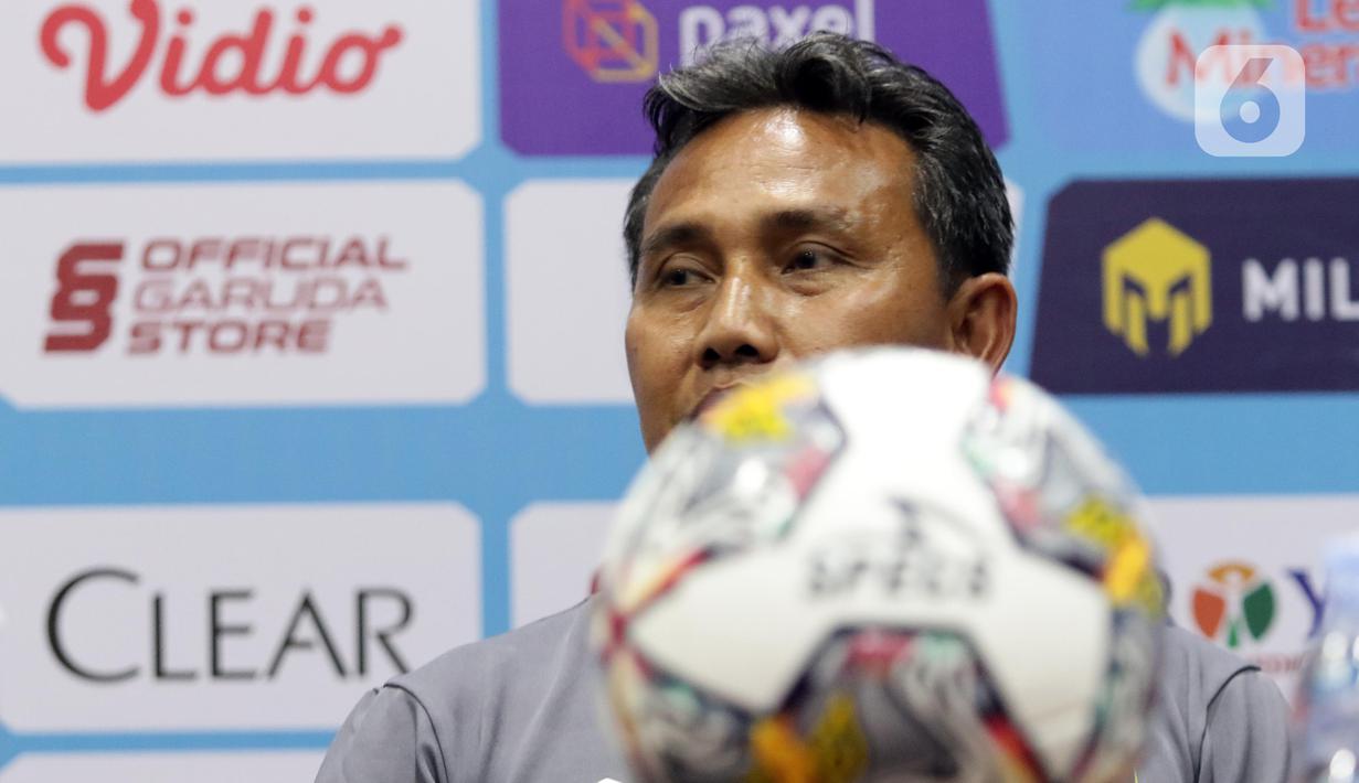 Pelatih timnas U-17 Indonesia, Bima Sakti saat memberi keterangan terkait kesiapan timnya menghadapi laga Kualifikasi Piala AFC U-17 2023 grup B, Kabupaten Bogor, Jawa Barat, Jumat (30/9/2022). Di babak Kualifikasi Piala AFC U-17 grup B akan digelar di di Stadion Pakansari, Kabupaten Bogor, Jawa Barat pada 1-9 Oktober 2022. (Liputan6.com/Helmi Fithriansyah)