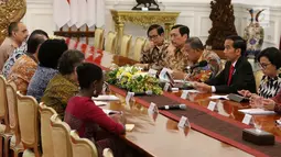 Presiden Jokowi didampingi sejumlah menteri melakukan pertemuan dengan Presiden Bank Dunia, Jim Yong Kim beserta delegasi di Istana Merdeka, Jakarta, Rabu (26/7). Pertemuan itu membahas prioritas pembangunan Indonesia.  (Liputan6.com/Angga Yuniar)