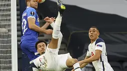 Gelandang Tottenham Hotspur, Dele Alli menendang bola untuk mencetak gol pertama timnya ke gawang Wolfsberger pada leg kedua 32 besar Liga Europa di Tottenham Stadium, Kamis (25/2/2021). Tottenham Hotspur berpesta gol usai menang 4-0 atas Wolfsberger. (Julian Finney/Pool via AP)