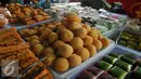 Aneka makanan untuk buka puasa tersedia di Pasar Takjil Benhil, Jakarta, Senin (6/6). Harga yang relatif murah menjadikan pasar ini kerap ramai selama Ramadan. (Liputan6.com/Gempur M Surya)