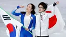 Peraih medali emas, skater Nao Kodaira dari Jepang dan peraih perak, skater Lee Sang Hwa dari Korea Selatan merayakan kemenangan mereka pada cabang skating speed 500 meter putri di Olimpiade Musim Dingin Pyeongchang 2018, Minggu (18/2). (AP/John Locher)