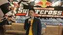 Marketing Director Kratingdaeng Davin Thomas Lai memberi keterangan saat konferensi pers Kratingdaeng Supercrosser The Ultimate Dirtwar di Jakarta, Kamis (15/2). (Liputan6.com/Faizal Fanani)