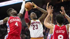 LeBron James bintang basket NBA dari tim Cleveland Cavaliers tampil mengejutkan di acara pesta Halloween, Sabtu (31/10/2015) di kota Cleveland dengan meniru Prince musisi top era 80an.