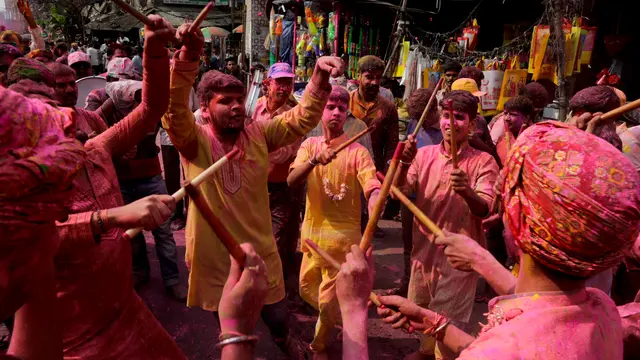 Sambut Musim Semi, Warga India Perang Tepung Warna-warni