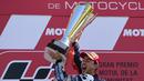 Ekspresi Jorge Lorenzo dengan trofi juara MotoGP Valencia di Sirkuit Ricardo Tormo, Valencia, Spanyol, Minggu (8/11/2015). (AFP Photo/Javier Soriano)