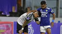 Reaksi kecewa pemain Persikabo 1973, Ciro Alves (kiri) usai laga pekan ke-21 BRI Liga 1 2021/2022 di Stadion I Gusti Ngurah Rai, Denpasar, Sabtu (29/1/2022). Laga berakhir dengan skor 1-0 untuk kemenangan Maung Bandung. (Bola.com/Nandang Permana)