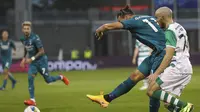 Zlatan Ibrahimovic dari AC Milan, tengah, mencetak gol pertama timnya pada babak kualifikasi kedua Liga Europa antara Shamrock Rovers dan AC Milan di Stadion Tallaght di Dublin, di Dublin, Kamis, 17 September 2020. (AP Photo / Pe