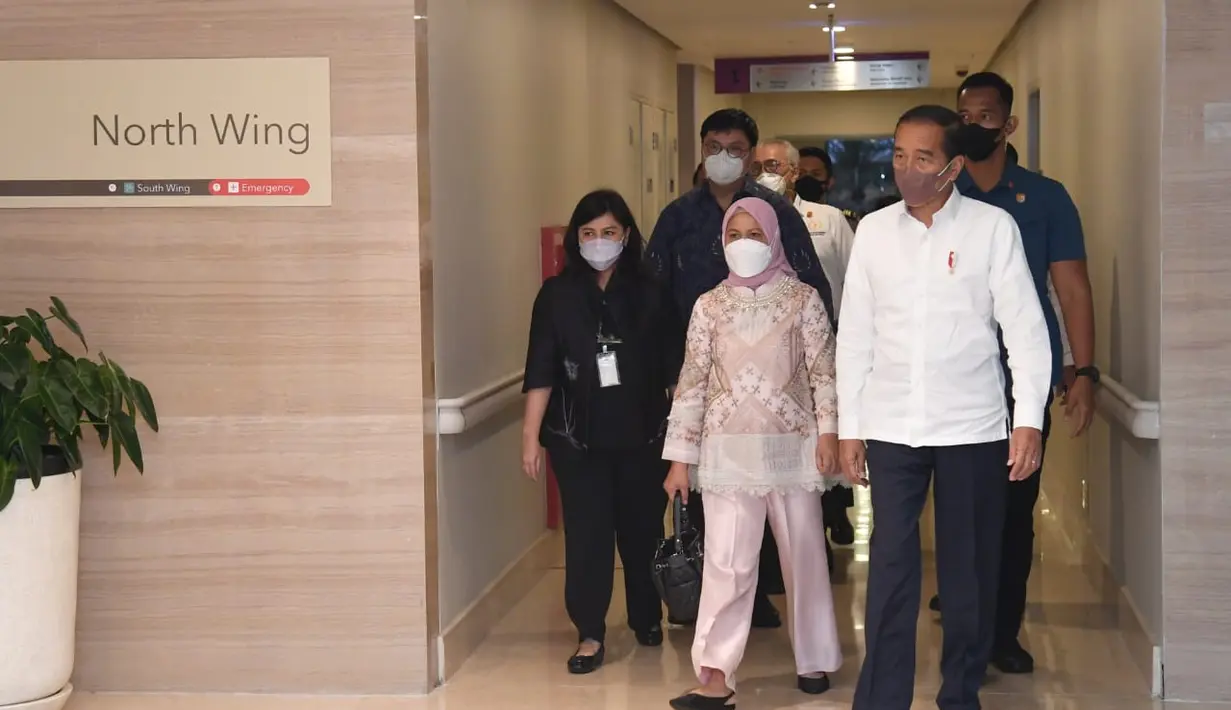 Iriana Jokowi mendampingi Presiden Joko Widodo datang ke rumah sakit untuk menengok cucu kelimanya yang baru saja lahir. Iriana Jokowi mengenakan atasan batik dengan kerah mandarin berwarna rose gold yang dipadukan dengan celana panjang satin. (Sekretariat Presiden)