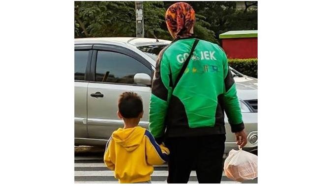 Potret Driver Ojek Online Bawa Anak Saat Bekerja Ini Bikin Haru (sumber:Instagram/@newdramaojol.id)
