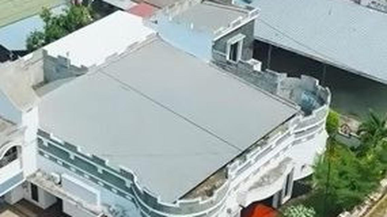 Penampakan dari udara menunjukkan desain rumah Andika yang unik dan berbeda dari rumah-rumah di sekitarnya.