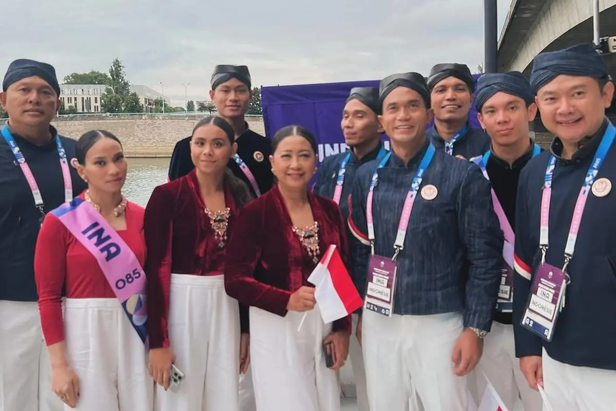 Potret Defile Kontingen Indonesia Pakai Beskap dan Kebaya Rancangan Didit Hediprasetyo di Pembukaan Olimpiade Paris 2024