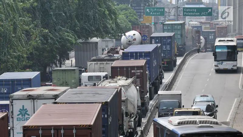 Semrawut Kemacetan Truk Kontainer di Tanjung Priok