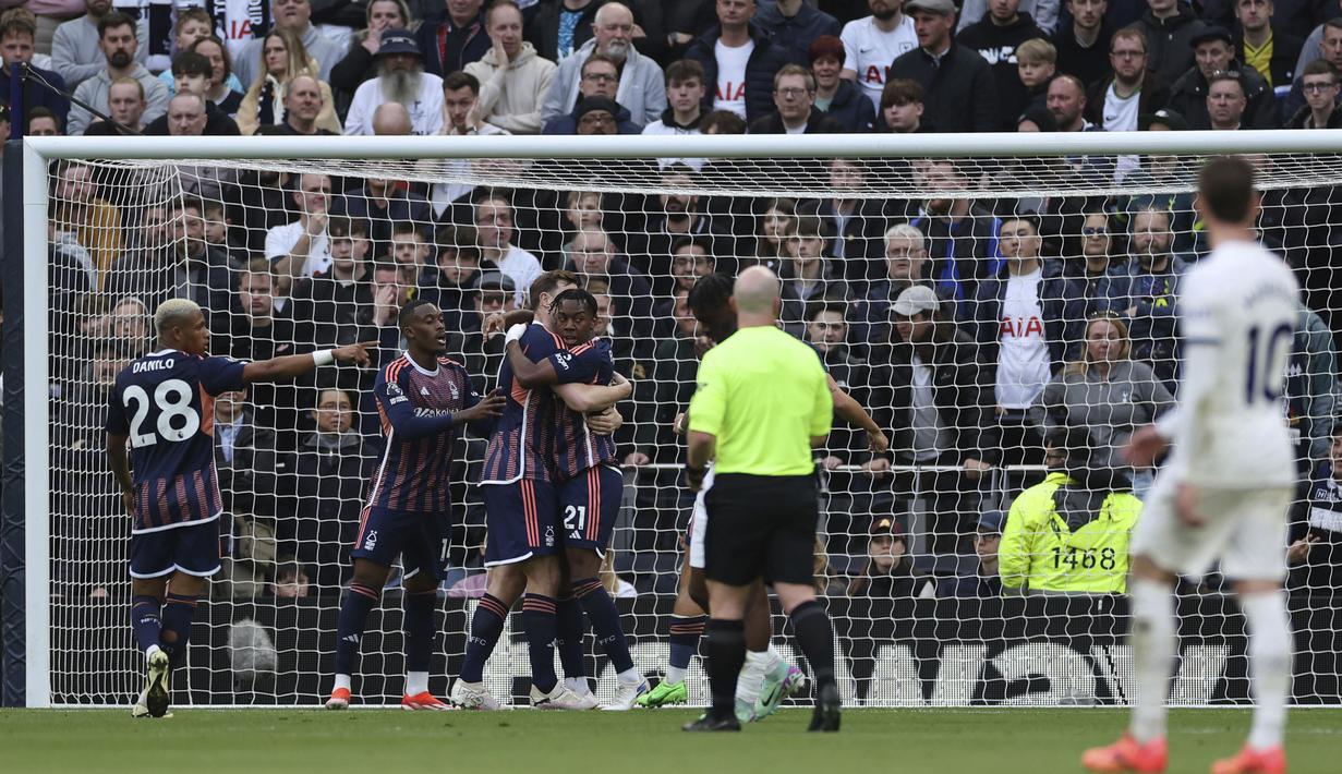 Selebrasi para pemain Nottingham Forest merayakan gol penyeimbang 1-1 ke gawang Tottenham Hotspur yang dicetak Chris Wood pada laga pekan ke-32 Premier League 2023/2024 di Tottenham Hotspur Stadium, London, Minggu (7/4/2024) malam. (AP Photo/Ian Walton)