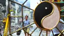 Warga saat melintas di Vihara Butong yang rusak akibat kebakaran, Tangerang, Banten, Jumat (19/2). Kebakaran tersebut menewaskan empat orang. (Liputan6.com/Faisal R Syam)