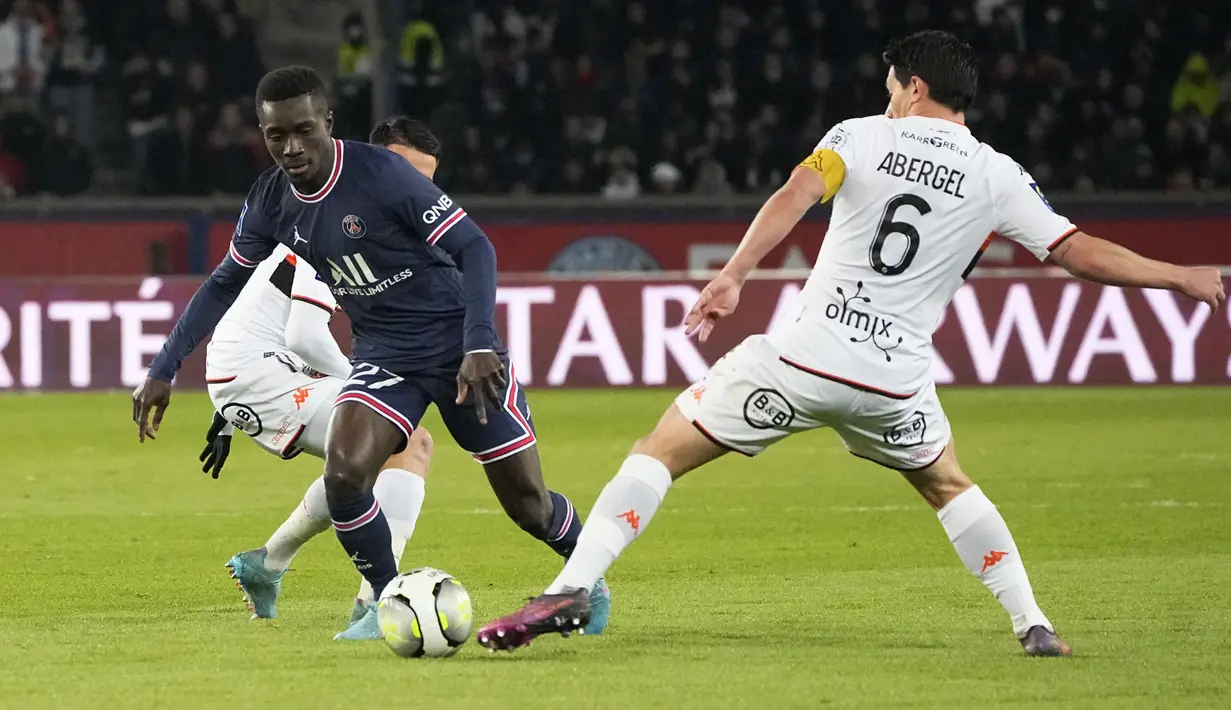Nama trio PSG tersebut sebenarnya digadang-gadang rajin nongol di papan skor bersama setelah Messi digaet dari Barcelona pada Agustus 2021. Namun, skenario itu tak berjalan semulus yang diharapkan. (AP/Michel Euler)