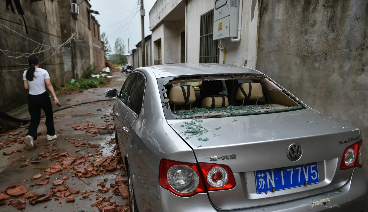Beberapa kendaraan rusak tertimpa material bangunan. (AFP/China OUT)