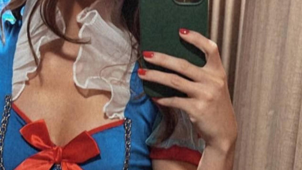 Penampilan seksi Nia saat Snow White menghebohkan. Ia tetap mempesona meskipun ibu tiga anak.
