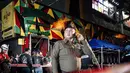 Polisi berjaga setelah kebakaran besar melanda sebuah bar di Bangkok, Thailand, Senin, 13 Juli 2026. (AFP/ Chanakarn Laosarakham)