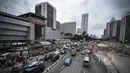 Sejumlah kendaraan terjebak kemacetan di depan kawasan Ratu Plaza, Jakarta, Selasa (7/4/2015). Pemprov DKI bakal memperluas perlintasan pelarangan sepeda motor hingga Jalan Sudirman (Ratu Plaza) Jakarta Selatan. (Liputan6.com/Faizal Fanani)