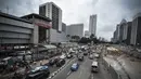 Sejumlah kendaraan terjebak kemacetan di depan kawasan Ratu Plaza, Jakarta, Selasa (7/4/2015). Pemprov DKI bakal memperluas perlintasan pelarangan sepeda motor hingga Jalan Sudirman (Ratu Plaza) Jakarta Selatan. (Liputan6.com/Faizal Fanani)