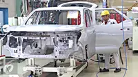 Pekerja saat menyelesaikan produksi mobil di pabrik Toyota, Jawa Barat (Liputan6.com/Immanuel Antonius)