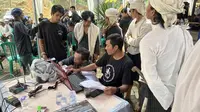 Masyarakat Baduy Dalam dan Luar mengantre perekaman pembuatan e-KTP di lapangan perbatasan Kampung Binong Raya, Desa Kebon Cau, Kecamatan Bojongmanik, Kabupaten Lebak, Banten pada Sabtu (10/6/2023), yang dilakukan sampai Minggu (11/6/2023) demi bisa mengakses layanan JKN gratis. (Dok Liputan6.com/Fitri Haryanti Harsono)