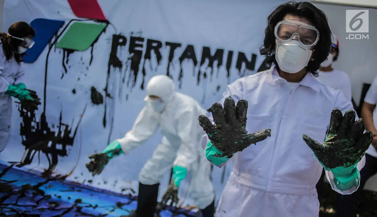 Aktivis dari Koalisi Organisasi Masyarakat Sipil (KORMAS) melakukan aksi teatrikal di Kantor Pusat Pertamina Jakarta, Rabu (18/9/2019). Aksi menginformasikan bahwa ekosistem perairan Karawang dan sekitarnya yang terkena dampak tumpahan minyak butuh tindakan penyelamatan. (Liputan6.com/Faizal Fanani)
