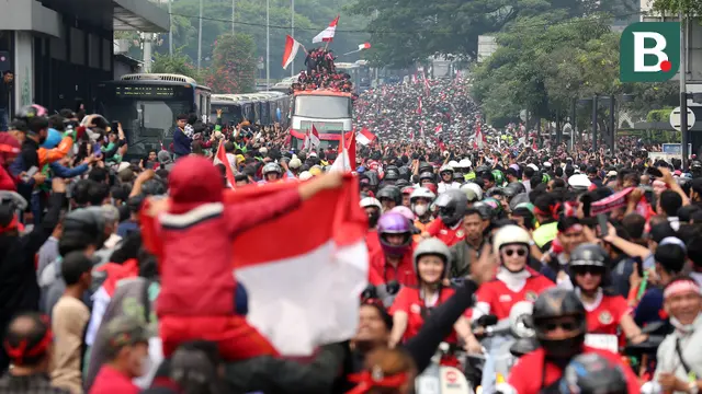 Foto: Ragam Reaksi Masyarakat Menyambut Timnas Indonesia U-22 dalam Pawai Bertajuk Kira87uara, Pratama Arhan Dielukan Banyak Orang