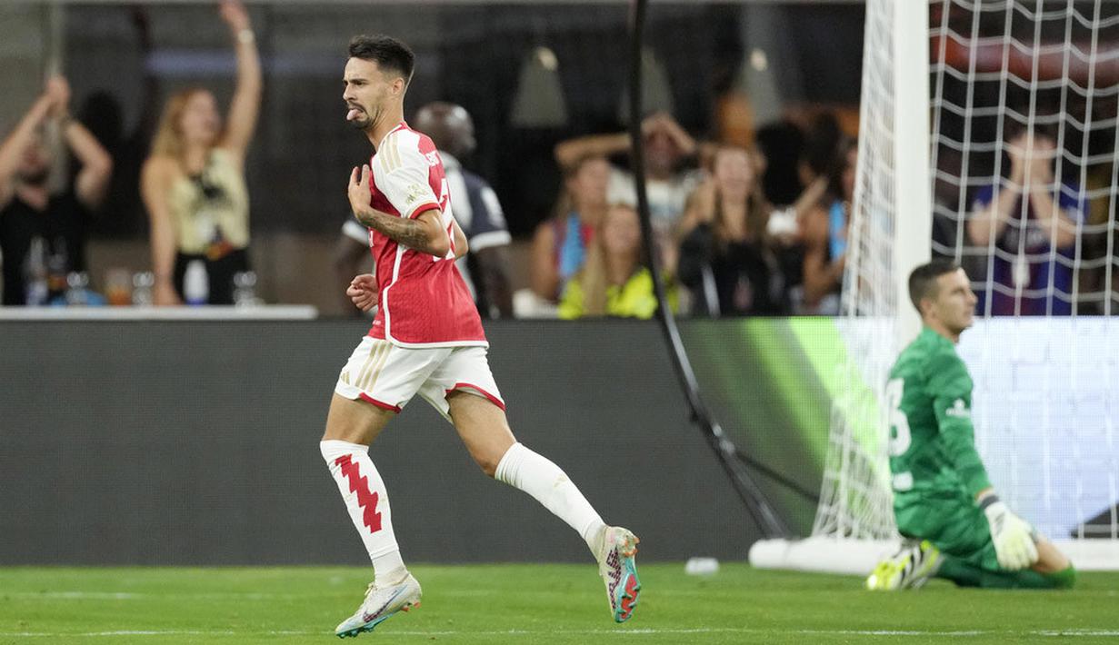 Pemain Arsenal, Fábio Vieira, melakukan selebrasi setelah mencetak gol ke gawang Barcelona dalam laga pramusim di Stadion SoFi, Inglewood, California, Kamis (27/7/2023). Arsenal menang dengan skor 5-3 atas Barcelona. (AP Photo/Ashley Landis)