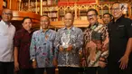Putra almarhum Presiden ke-3 RI BJ Habibie Ilham Akbar Habibie (tengah) foto bersama dengan sejumlah pengurus PWI seusai penyerahan anugerah Bapak Kemerdekaan Pers Indonesia kepada almarhum BJ Habibie di Jakarta, Senin (16/9/2019). (Liputan6.com/Angga Yuniar)