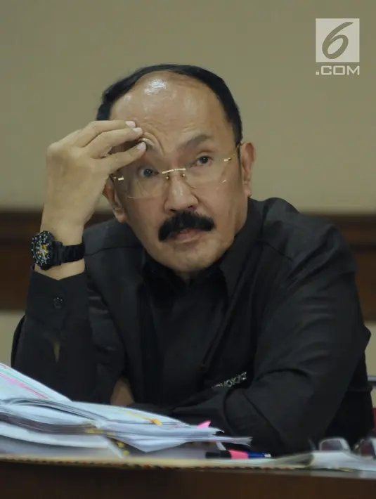 Terdakwa kasus dugaan merintangi penyidikan dugaan korupsi e-KTP, Fredrich Yunadi saat mengikuti sidang lanjutan di Pengadilan Tipikor, Jakarta, Kamis (22/3). Sidang mendengarkan keterangan saksi. (Liputan6.com/Helmi Fithriansyah)