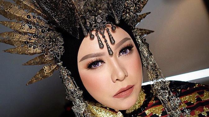 Melly Goeslaw dengan headpiece Matahari. (dok. instagram.com/melly_goeslaw/https://www.instagram.com/p/B2YXz13g1A3/Novi Thedora)
