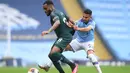 Gelandang Manchester City, Riyad Mahrez, berebut bola dengan bek Newcastle United, Danny Rose, pada laga lanjutan Premier League pekan ke-34 di Etihad Stadium, Kamis (9/7/2020) dini hari WIB. Manchester City menang 5-0 atas Newcastle. (AFP/Michael Regan/pool)