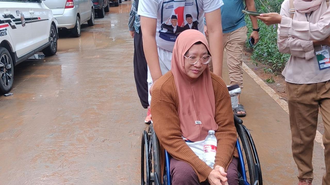 Romantisnya Suami Dorong Istri Penyandang Disabilitas Pakai Kursi Roda, Jalan 2,5 Meter Demi Hadiri Kampanye Akbar AMIN di JIS